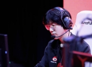 壹号娱乐- theshy第一把滑板鞋回放 