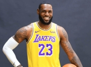 壹号娱乐-詹姆斯在DWG比赛中高光表现，回归赛场引发热议！的简单介绍